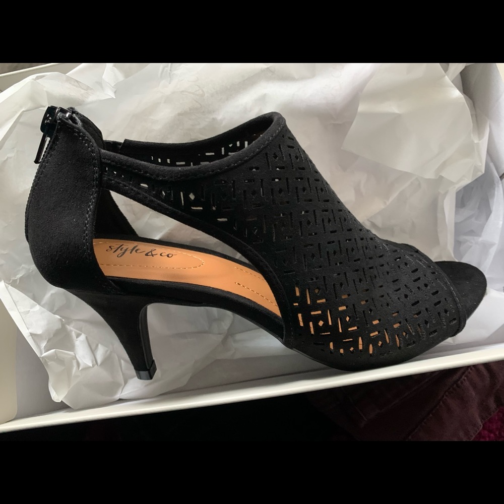 Style & Co black shoe with peep toe
